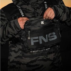 DC shoe co chest bag